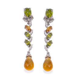 Lote 2362: Pendientes largos con pareja de citrinos talla briolette de aprox. 12,70 ct y citrinos talla marquís de aprox. 1,00 ct con peridotos talla marquís y perilla de aprox. 5,30 ct y brillantes de aprox. 0,38 ct en total.