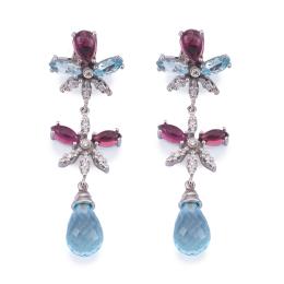 Lote 2367: Pendientes largos con pareja de topacios azules talla briolette de aprox. 18,40 ct y topacios talla marquís de aprox. 2,75 ct con rubelitas talla cabujón de aprox. 6,59 ct y brillantes de aprox. 0,50 ct en total.