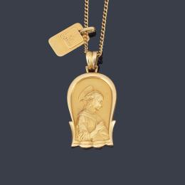 Lote 2376: Medalla devocional con La Imagen de La Virgen y pequeña medalla sanitaria, en oro amarillo de 18K.