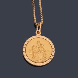 Lote 2377<br>Medalla devocional con La Imagen de La Virgen del Carmen y El Sagrado Corazón en metal dorado.