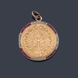 Lote 2380: Colgante moneda con motivos mayas y orla de rubíes calibrados y diamantes talla rosa.