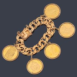 Lote 2381: Pulsera con cinco monedas de oro de 22K con doble eslabón realizado en montura de oro amarillo de 18K.