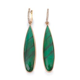 Lote 2385: Pendientes largos en oro rosa de 18 K con brillantes y vidrio color verde.