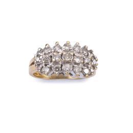 Lote 2386: Anillo con tres bandas de brillantes de aprox. 0,65 ct en total en montura de oro amarillo de 14K y vista en oro blanco.