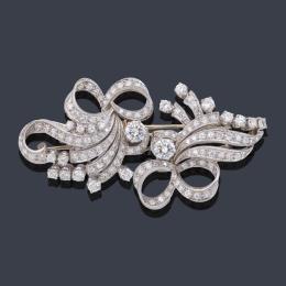 Lote 2402: Broche doble-clip con diseño de lazada con diamantes talla brillante y 8/8 de aprox. 5,00 ct en total.