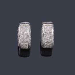 Lote 2407: Pendientes tipo criolla con pavé de brillantes en montura de oro blanco de 18K.