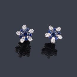 Lote 2409: Pendientes cortos con diseño floral con zafiros de aprox. 0,60 ct en total y brillantes de aprox. 0,15 ct.