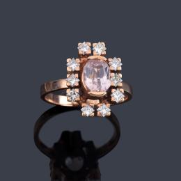 Lote 2419: Anillo con zafiro rosa 'light' y orla de diamantes talla princesa en montura de oro rosa de 18K.