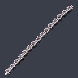 Lote 2420: Pulsera con rubíes talla redonda con orla de brillantes de aprox. 6,00 ct en total.