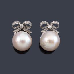 Lote 2421: Pendientes cortos con pareja de perlas Mabe y motivo superior en forma de lazo con diamantes talla brillante y sencilla.