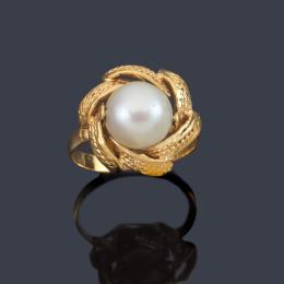 Lote 2428<br>Anillo con perla central de aprox. 8,85 mm en montura de oro amarillo de 18K.