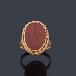 Lote 2429: Anillo con intanglio realizado en carneola en montura de oro amarillo de 18K.