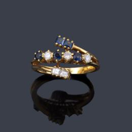 Lote 2436: Anillo con zafiros calibrados y diamantes talla brillante y baguette en montura de oro amarillo de 18K.