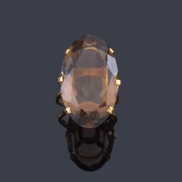 Lote 2439: Anillo con cuarzo ahumado talla oval de aprox. 50,00 ct en montura de oro amarillo de 18K.