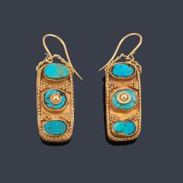 Lote 2441<br>Pendientes largos con turquesas con decoración de esferillas en montura de oro amarillo de 18K.