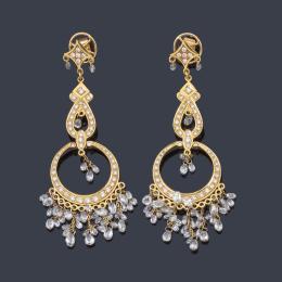 Lote 2444: Pendientes largos con diamantes talla brillante y briolette de aprox. 10,60 ct en total.