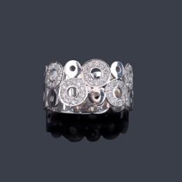 Lote 2454: Anillo ancho con frente con motivos circulares con brillantes de aprox. 0,50 ct en total.