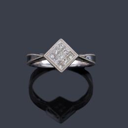 Lote 2455: Anillo con centro de diamantes talla princesa de aprox. 0,50 ct en total.