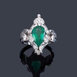 Lote 2460: Anillo con esmeralda central talla perilla de aprox. 2,00 ct con brillantes en montura de platino.