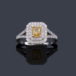 Lote 2464<br>Anillo con diamante fancy 'vivid orange yellow' talla radiant de aprox. 0,52 ct con doble orla y brazos de brillantes. Certificado HRD.