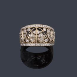 Lote 2466<br>Anillo con diseño vegetal calado con brillantes de aprox. 0,50 ct en total.