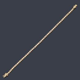 Lote 2470<br>Pulsera rivière con banda de brillantes de aprox. 2,00 ct en total.