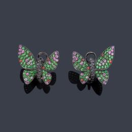 Lote 2474: Pendientes cortos con diseño de mariposa con pavé de zafiros multicolor de aprox. 2,02 ct y brillantes de aprox. 0,33 ct en total.