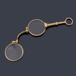 Lote 2475: Pequeñas gafas de colgar realizadas en oro amarillo de 18K.<br>Con funda de piel. Contraste francés.