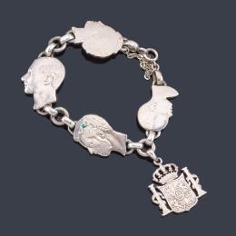 Lote 2483: Pulsera con los perfiles de los Reyes Alfonso XII y Alfonso XIII con el Escudo de España realizado en plata.