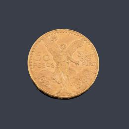 Lote 2489: Moneda de 50 pesos Mexicanos en oro de 22K.