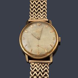 Lote 2522<br>Omega de caballero con caja y brazalete en oro amarillo de 18 K.