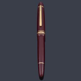 Lote 2556: Marcador MONTBLANC Meisterstück, Alemania.<br>En celuloide color granate. En funcionamiento.