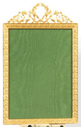 Lote 1000: Portaretratos de mesa estilo Luís XVI en bronce dorado, con copete de laureas, Francia S. XIX.