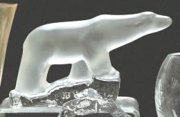 Lote 1020: Tyko Axelsson Suecia para la firma Reijmyre<br>"Oso Polar" h. 1960-70<br>En cristal transparente y translúcido.