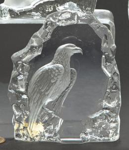 Lote 1021: Mats Jonasson, Suecia (1945)<br>"Aguila"<br>Realizada en bajo relieve en cristal.