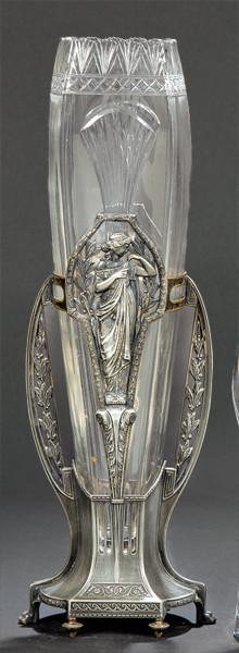 Lote 1024: Jarrón Art Nouveau de bronce plateado, Francia h. 1900.<br>Con decoración femenina y de ramas vegetales y el cristal tallado.