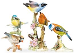 Lote 1053: Conjunto de tres figuras de pájaros en porcelana esmaltada de Royal Adderley Floral, bone china (un herrerillo y una pareja de aves cantoras) y Hutschenreuther Germany (un carbonero y un diamante mandarín).<br>S. XX