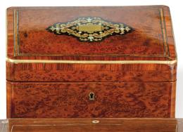 Lote 1062: Caja Napoleon III de raíz de Tuya con marquetería de latón, madera teñida y nácar, Francia h. 1870.