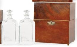 Lote 1065: Caja licorera victoriana de caoba con cuatro garrafas de cristal, Inglaterra S. XIX.