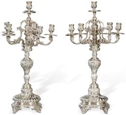 Lote 1145: Pareja de candelabros de plata española punzonada 1ª Ley.