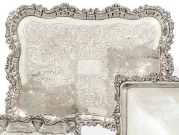 Lote 1189: Bandeja rectangular de plata española punzonada 1ª Ley.<br>Con decoració grabada en el asiento y roleos y flores cincelados en el borde.