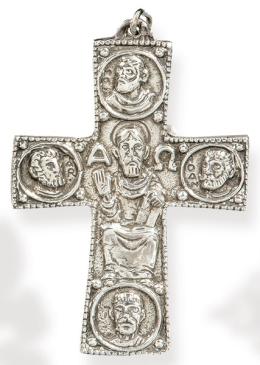 Lote 1192: Cruz de plata de estilo bizantino.<br>Con pantocrator y medallones con los rostros de los cuatro apóstoles con sus nombre en griego.