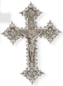 Lote 1193: Cruz de estilo gótico en plata española punzonada 1ª Ley.<br>Con Cristo crucificado y los Cuatro Apóstoles en los brazos.