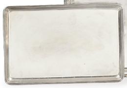 Lote 1215: Pequeña bandeja rectangular de plata inglesa punzonada Ley Sterling de Synber & Baddoes, Birmingham 1886.