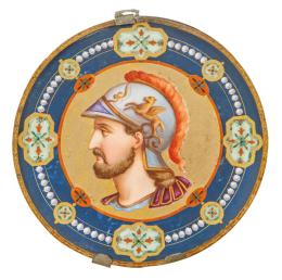 Lote 1247: Plato pintado con rostro de guerrero clásico en porcelana de París y parcialmente dorado. Montura de latón.<br>Francia, h. 1800