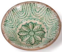 Lote 1254<br>Lebrillo en cerámica esmaltada verde de fajalauza con decoración de flor central en el asiento y cenefa a modo de cortinaje en el alero. <br>Granada, S. XX