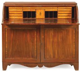 Lote 1264: Bureau Eduardino con tapa de cilindro en madera de caoba, que al abrirse revela un interior con diferentes cajones y compartimentos. Con decoración de marquetería. Sobre dos puertas abatibles. Inglaterra, principios S. XX