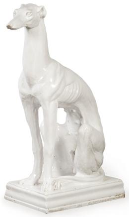 Lote 1285: Figura de perro en cerámica esmaltada en blanco sobre base.<br>S. XX.