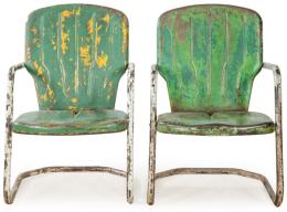 Lote 1287: Dos sillas con estructura tubular de metal pintado en blanco y asiento en chapa de metal con restos de pintura verde. S. XX