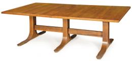 Lote 1310: Mesa de comedor en madera de nogal de Eurostil, sobre tres pedestales en forma de T invertida unidas por chambranas rectas.<br>Años 70